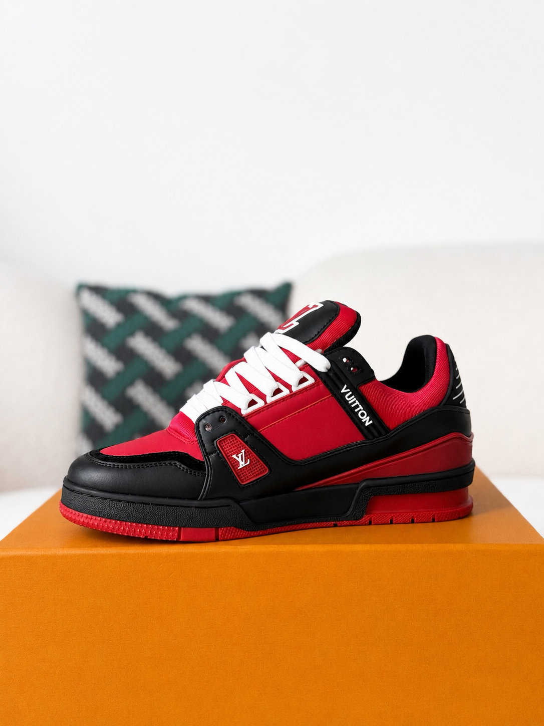 LV Trainer 'Black Red'